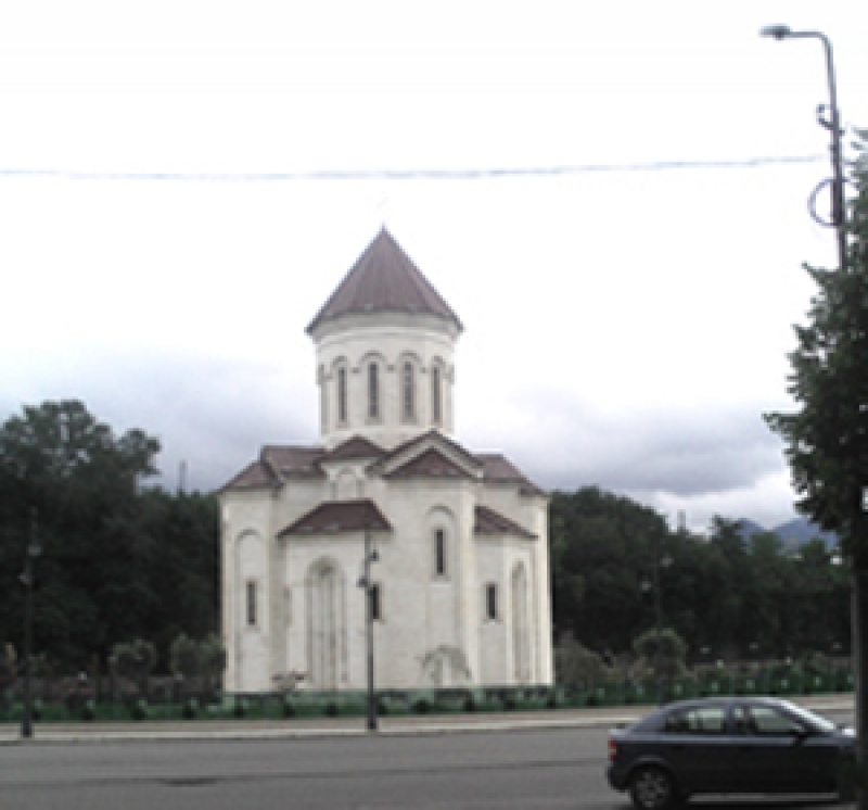 მეუფე შორტებში და მოჩხუბარი მამაოები ზესტაფონში?