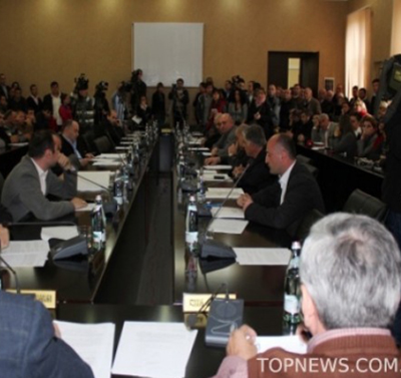 ქუთაისის საკრებულოს თავმჯდომარეს დეპუტატები იმპიჩმენტს უცხადებენ