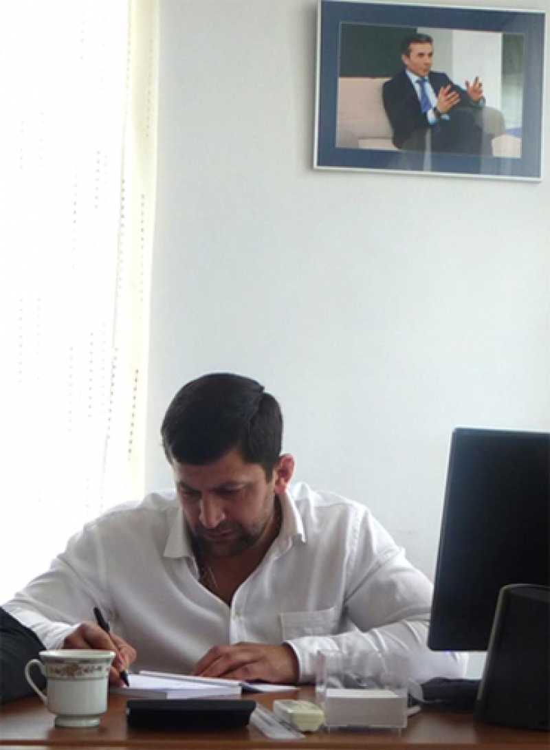 ზურაბ ზვიადაურის კაბინეტში კედელზე ივანიშვილის ფოტო კიდია