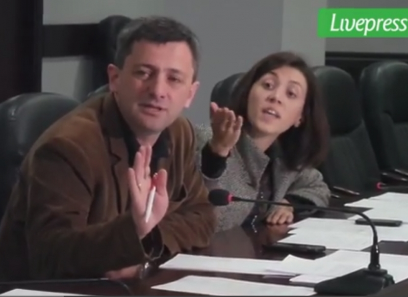 ზუგდიდის საკრებულოს თავმჯდომარის მოადგილე და დეპუტატები ერთმანეთს დაუპირისპირდნენ
