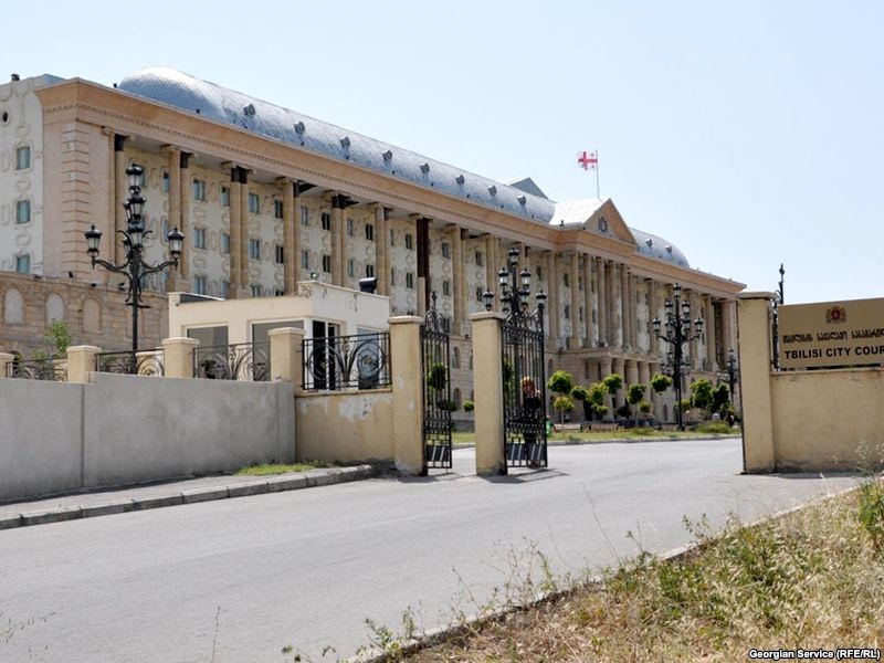 საქალაქო სასამართლო დავით დვალისთვის უფლებამოსილების შეჩერებაზე ვრცელ განმარტებას აკეთებს