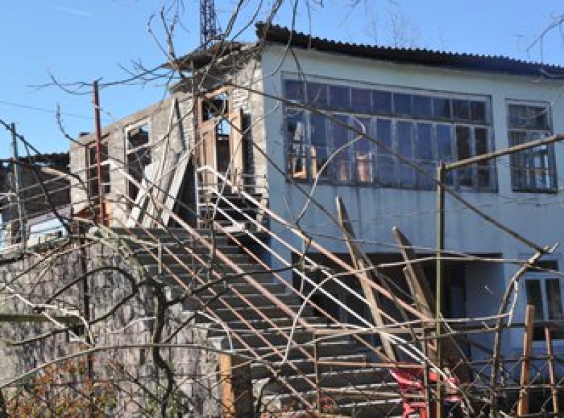 "წუთით წარმოიდგინონ, რომ მეზობლებში სძინავთ" - ღია ცის ქვეშ დარჩენილი 10-სულიანი ოჯახი დახმარებას ითხოვს