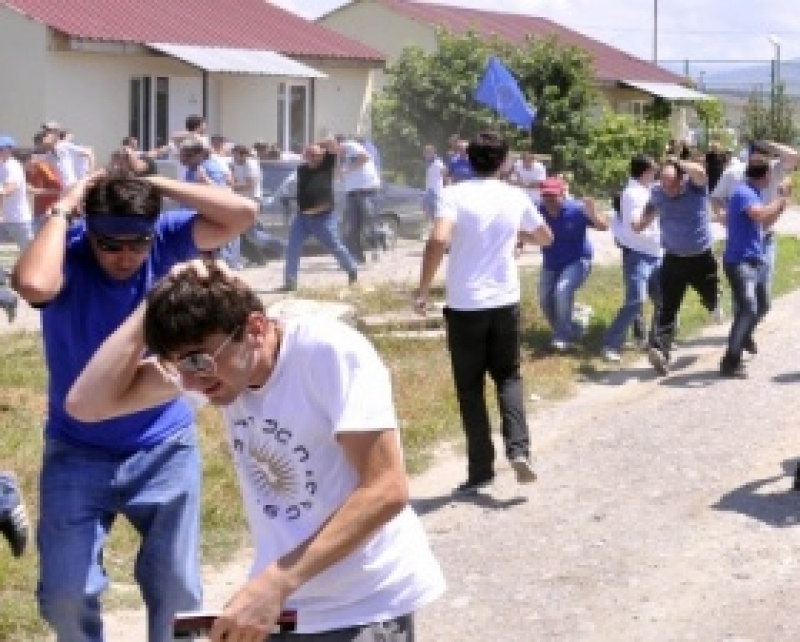 ზუგდიდში დაპირისპირებულმა მხარეებმა ერთმანეთს ქვები დაუშინეს 