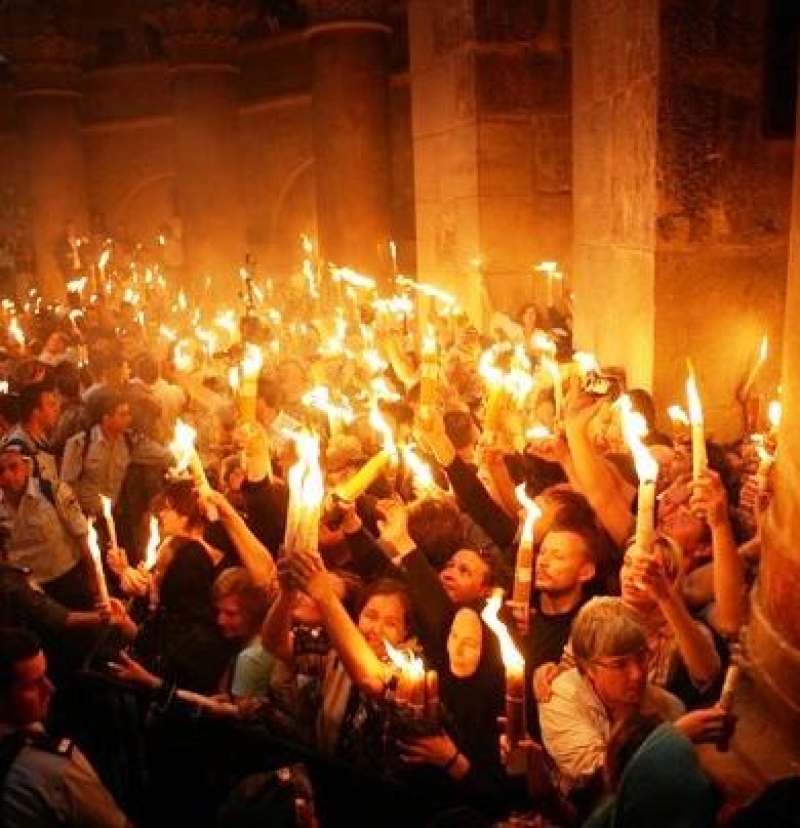 მაცხოვრის საფლავზე წმინდა ცეცხლი გადმოვიდა 