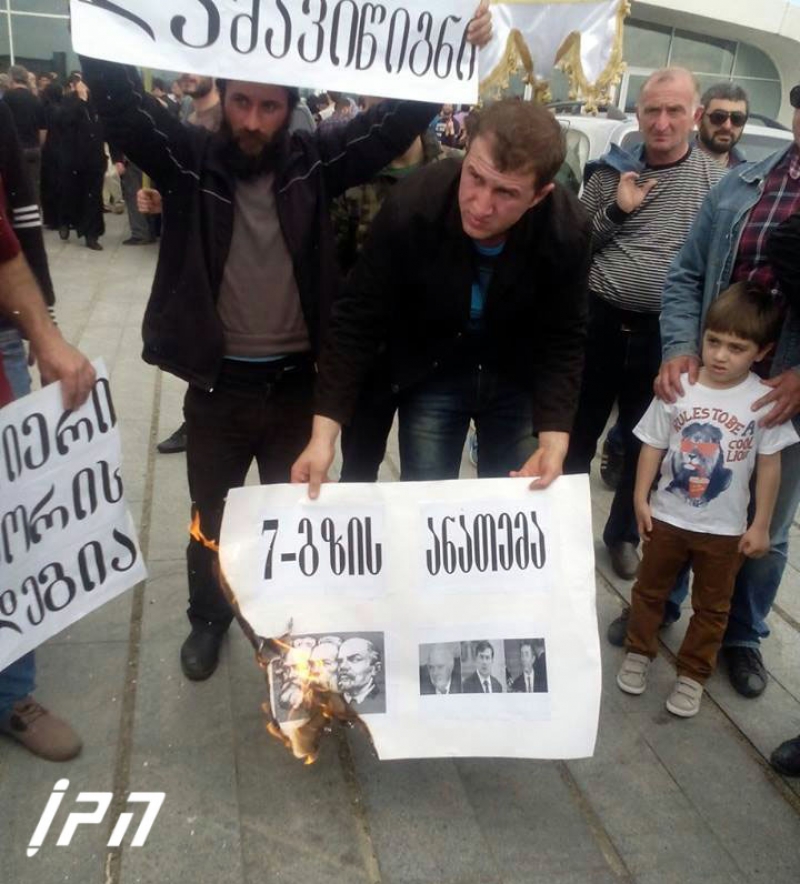 ქუთაისში სააკაშვილის, შევარდნაძის, ივანიშვილისა და ლენინის ფოტოები დაწვეს