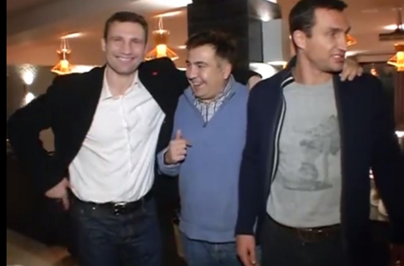 სააკაშვილის ემოციური შეხვედრა ვიტალი და ვლადიმერ კლიჩკოსთან კიევში