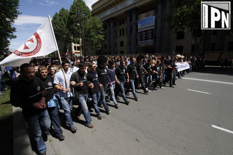აქციის მონაწილეები ფილარმონიასთან მდებარე "პოპულში" შესვლას ცდილობენ 