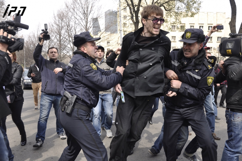 სააკაშვილის წინააღმდეგ გამართული საპროტესტო აქცია, რომელიც კვერცხების სროლით დასრულდა (+16 ფოტო)