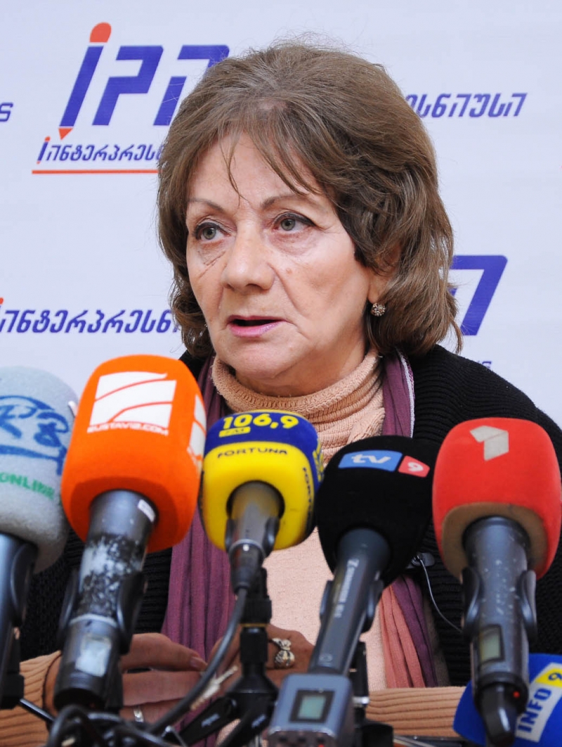 პოლიციელის მკვლელობაში მსჯავრდებულის დედა ვლადიმერ ბედუკაძეს და ვანო მერაბიშვილს მისი შვილის წამებაში ადანაშაულებს 