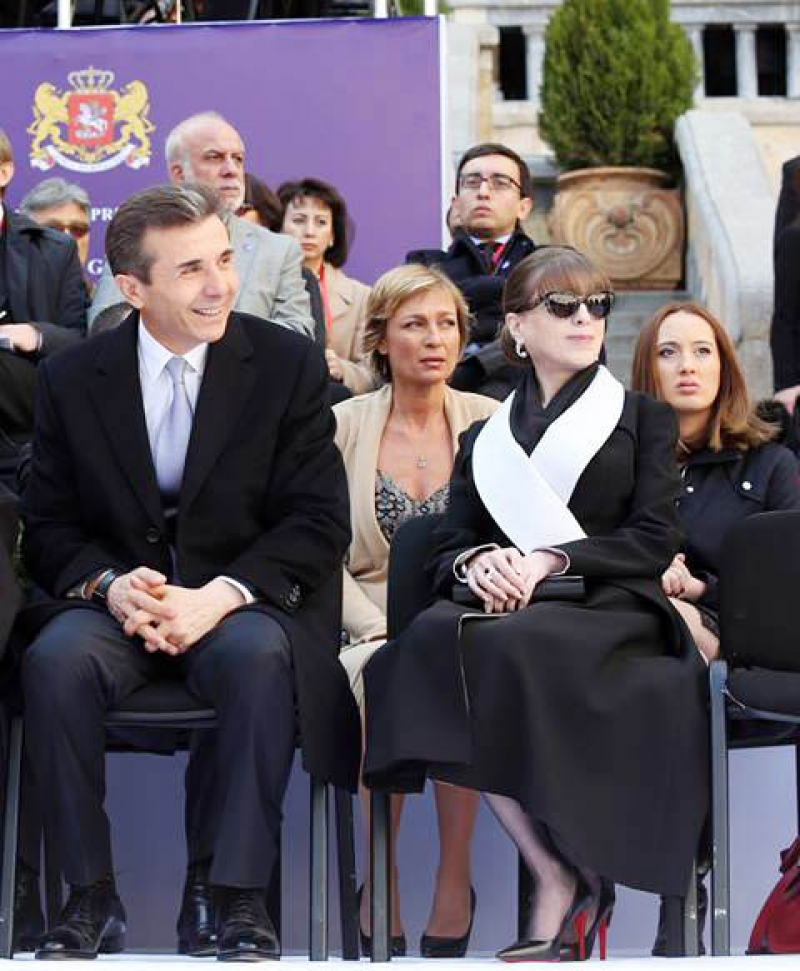 "რა გახდა ეს გაუთავებელი ცოლების ჭვრეტა და გარჩევა" - "ფეისბუქში" კვლავ პირველ პირთა ცოლების ჩაცმულობას განიხილავენ