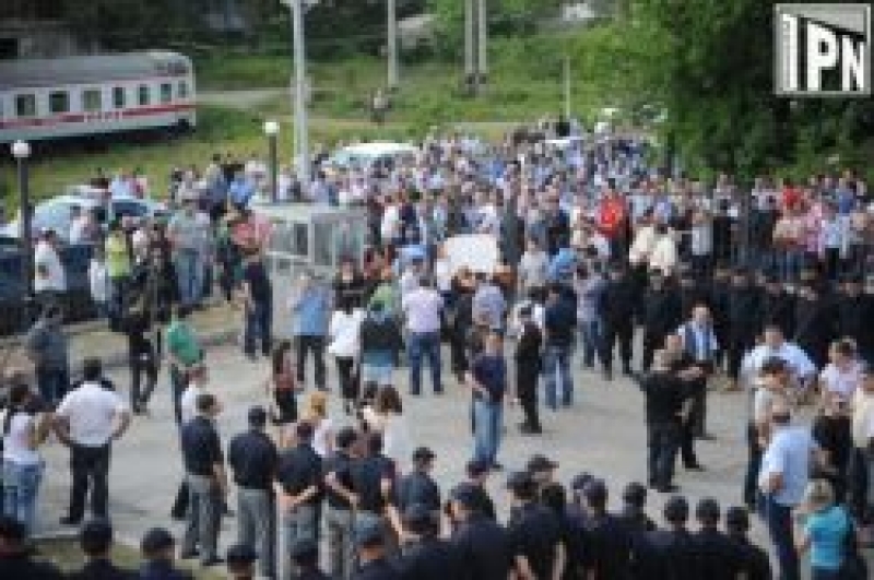 ქუთაისის საქალაქო სასამართლოსთან ვანო მერაბიშვილის მხარდამჭერები იმყოფებიან 