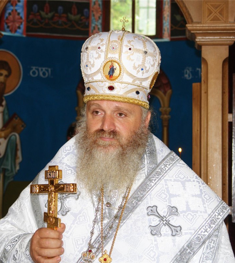  "თქვენ არჩეული ხართ მსახურებად და არა ბატონებად!" - სოციალურ ქსელში შემოქმედელი მიტროპოლიტის გარშემო აგორებულ სკანდალს ეხმაურებიან