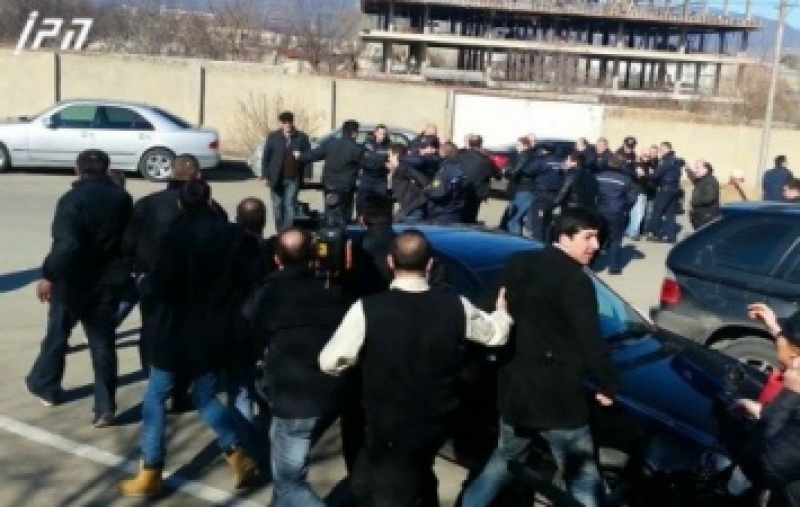 რუსთავში "ოცნების" და "ნაციონალური მოძრაობის" წარმომადგენლები ერთმანეთს ფიზიკურად დაუპირისპირდნენ 