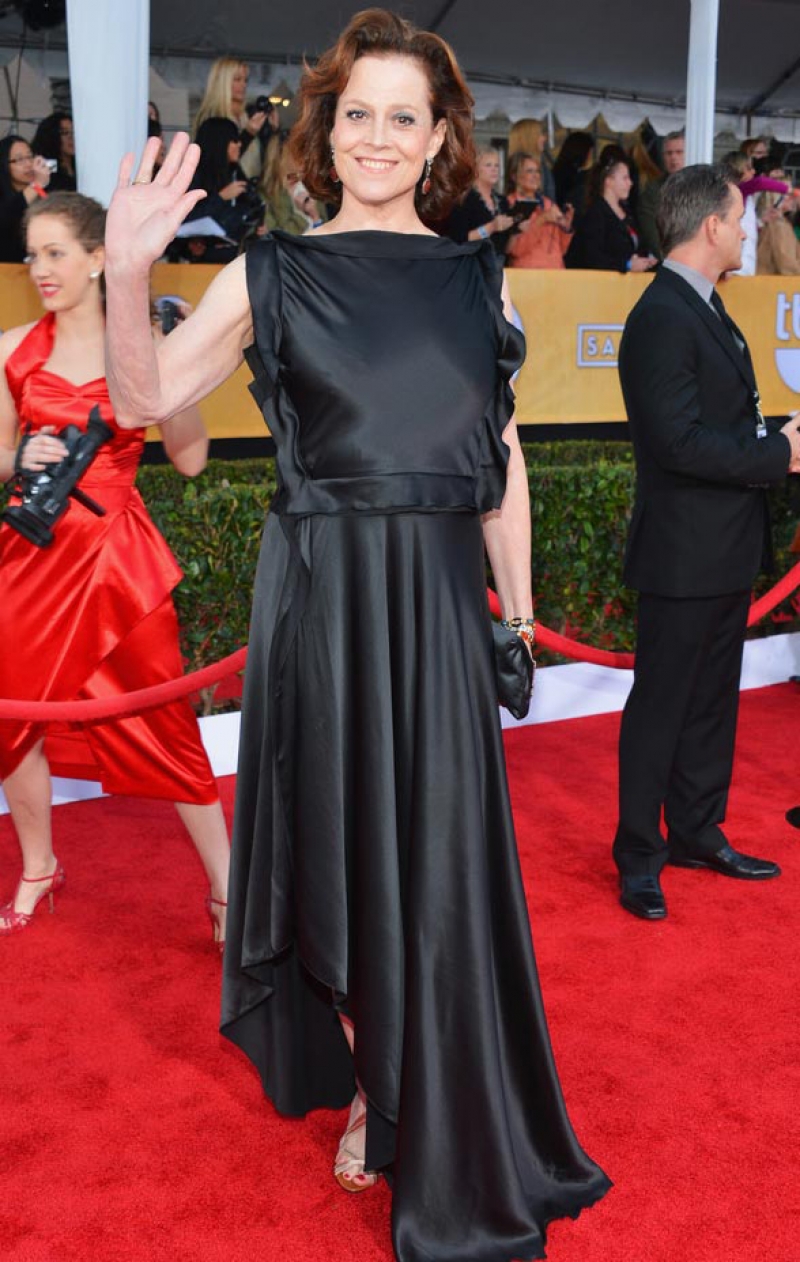 SAG Awards-ზე სიგურნი უივერს კაბა უკუღმა ეცვა