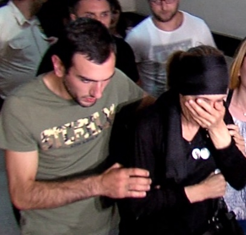 "მკვლელია, მკვლელი..." - მოკლული ომარ ქაფიაშვილის დედა ვერდიქტის გამოცხადების შემდეგ შეუძლოდ გახდა