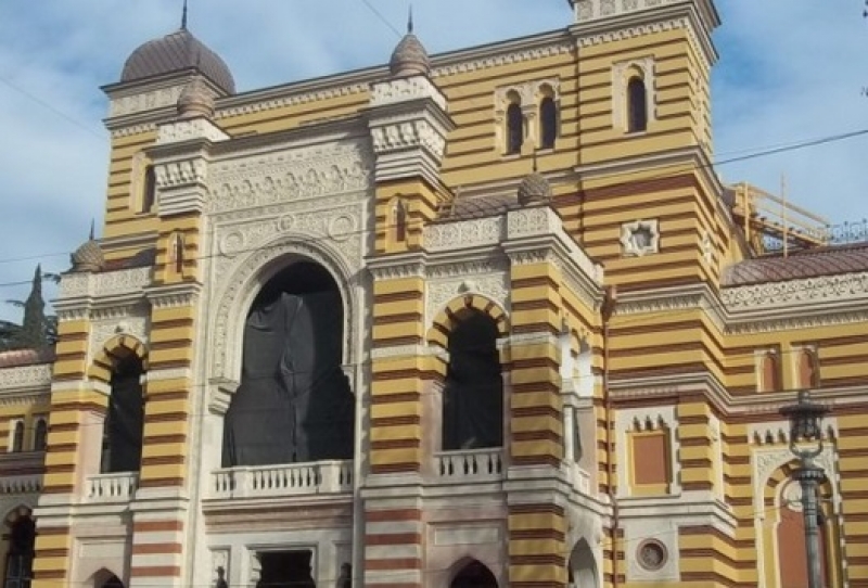 "ქორწილისა და ეროტიკული შოუსთვის გაქირავებული ოპერის თეატრი" - ხელოვანები კინწურაშვილს სკანდალურ ბრალდებებს უყენებენ