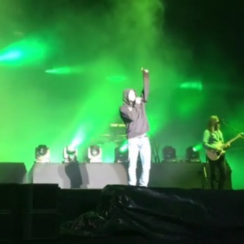 Maroon 5-ის კონცერტი დაიწყო - პირველი კადრები ბათუმის საოცრებათა მოედნიდან 