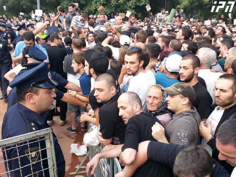 ინციდენტი ვაკის პარკში - გულშემატკივართა ნაწილი პოლიციის მიერ მოწყობილი ჯებირის გარღვევას შეეცადა