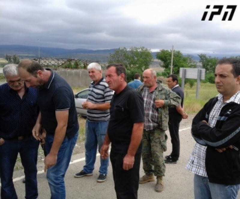 ხურვალეთის საგუშაგოს მიმდებარე ტერიტორიაზე ხმაურია - მოსახლეობა ე.წ. საზღვრის აღმნიშვნელი ბანერის დემონტაჟს აპროტესტებს