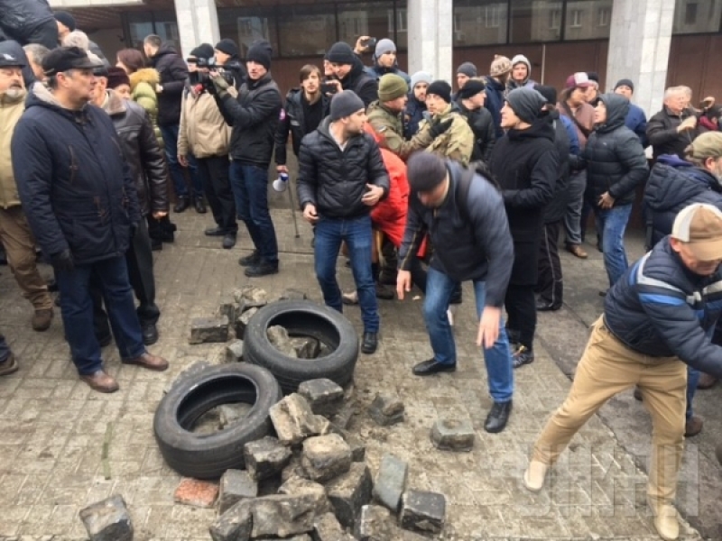 სააკაშვილის მხარდამჭერები პოლიციელებს ქვებსა და ბოთლებს ესვრიან - ვითარება კიევის ცენტრში და უკრაინის პროკურატურის მოთხოვნა