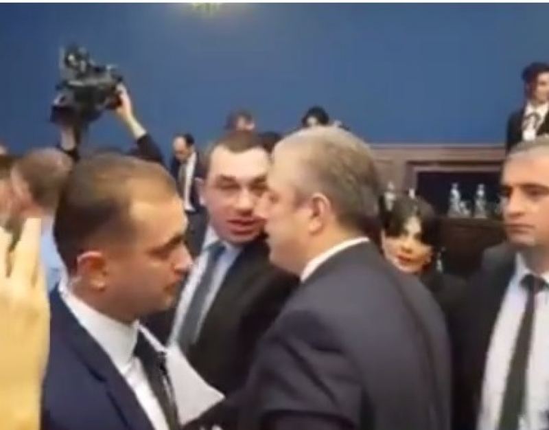 სიტყვიერი დაპირისპირება პარლამენტში მთავრობის წევრებსა და უმცირესობას შორის
