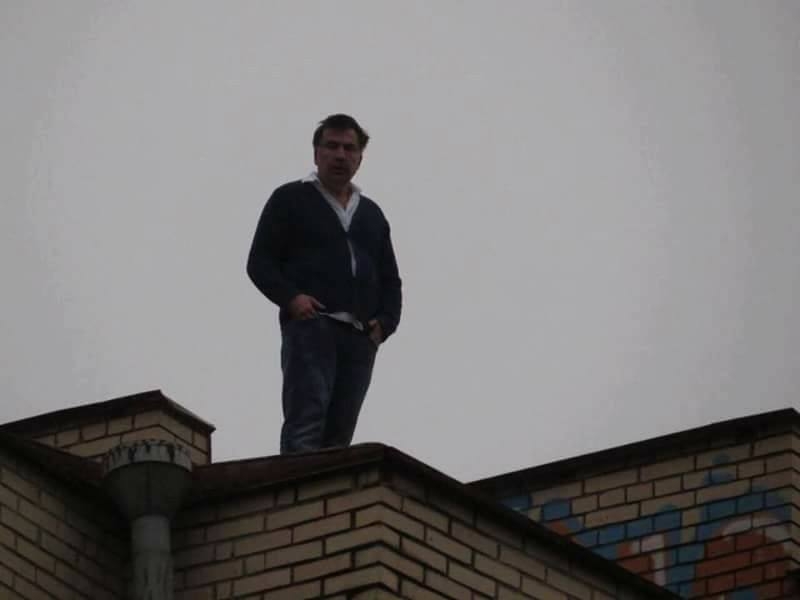 The Independent : საქართველოს ექსპრეზიდენტი დილას სახლის სახურავზე გამოჩნდა და გადმოხტომით დაიმუქრა