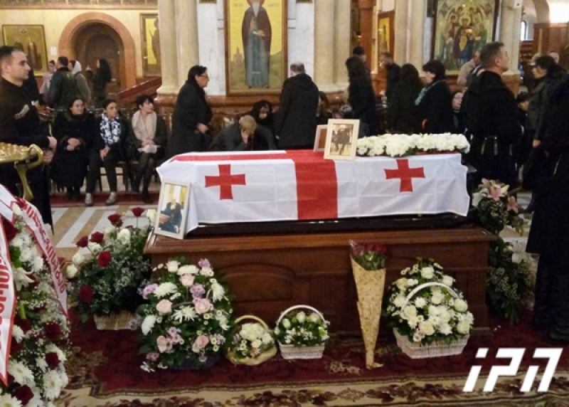 სამების ტაძარში ქართველი პოეტის ჯანსუღ ჩარკვიანის სამოქალაქო პანაშვიდი მიმდინარეობს
