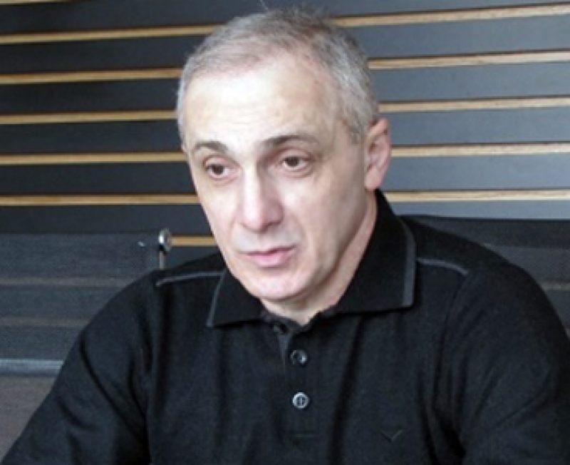  თამაზ ელიზბარაშვილი - საკუთარ კორპუსთან ერთი საათით შესასვლელად 3 ლარს, ყოველ მომდევნო საათზე კი ლარს გვთხოვენ 