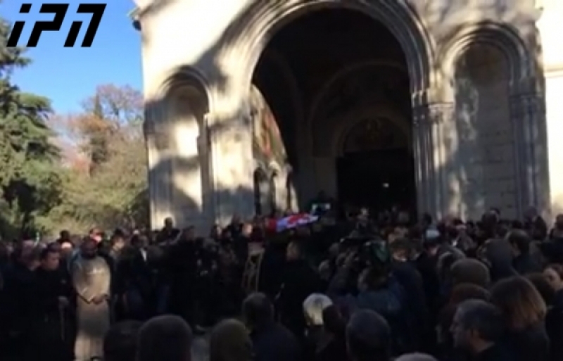 ქაშუეთის ტაძრიდან ივანე გოლოშვილის გამოსვენების სამგლოვიარო პროცესიას მთავრობის წევრები ესწრებიან