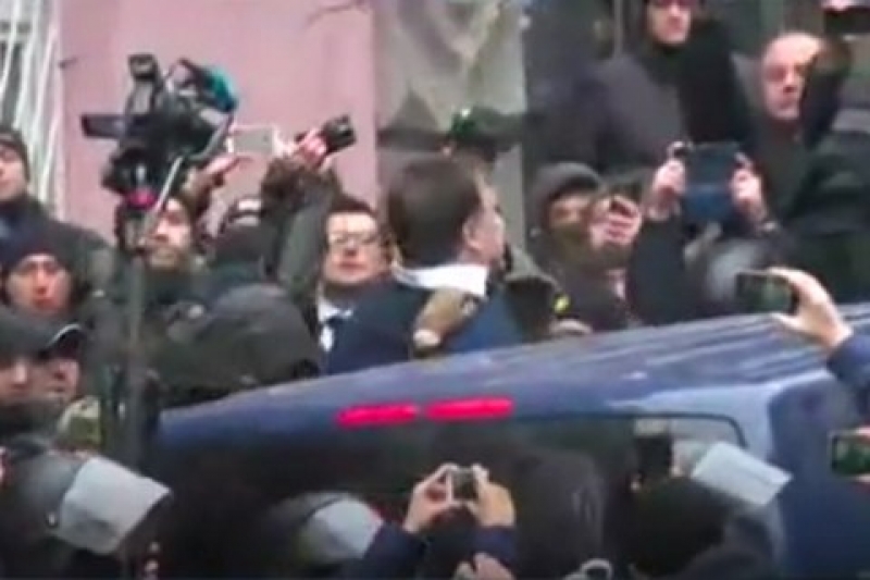 სააკაშვილის სახლთან სროლის ხმა გაისმა, პოლიციამ ძალა გამოიყენა