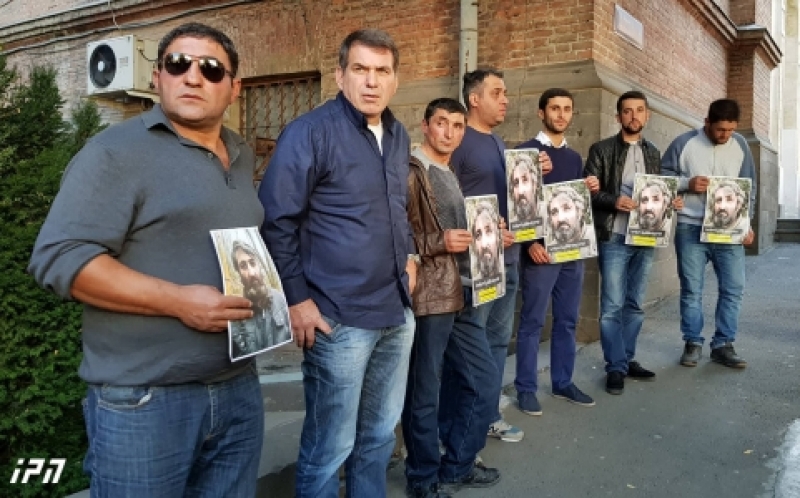  სოსო ოსორაულის ოჯახის წევრები და ახლობლები საგარეო საქმეთა სამინისტროსთან აქციას მართავენ