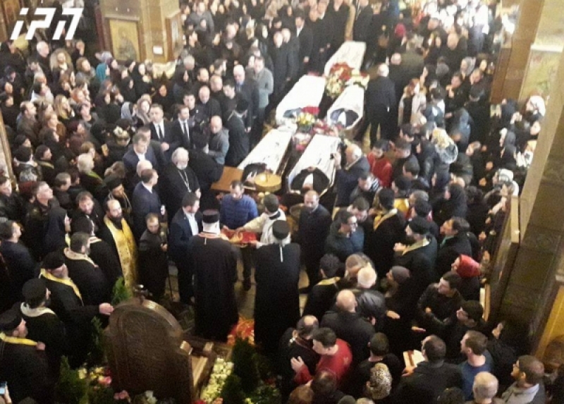 ტაძარში, სადაც ხანძრის შედეგად დაღუპულები არიან დასვენებული, სასტუმრო "ლეოგრანდის" მფლობელი მივიდა და ნათესავებს მიუსამძიმრა