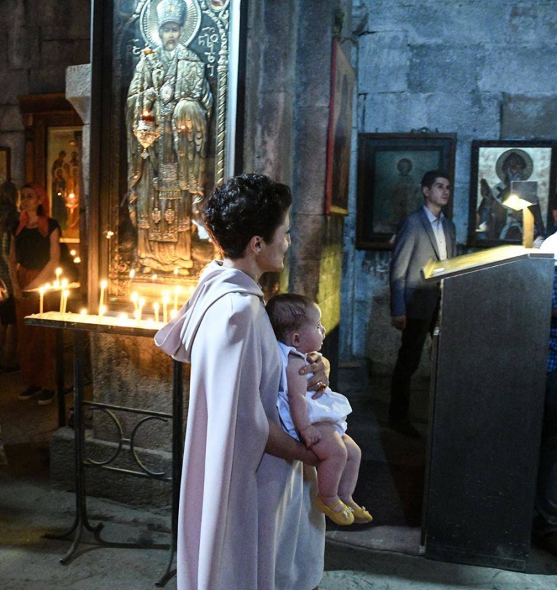 თეა წულუკიანი ქალიშვილის ნათლობის ფოტოებს ავრცელებს