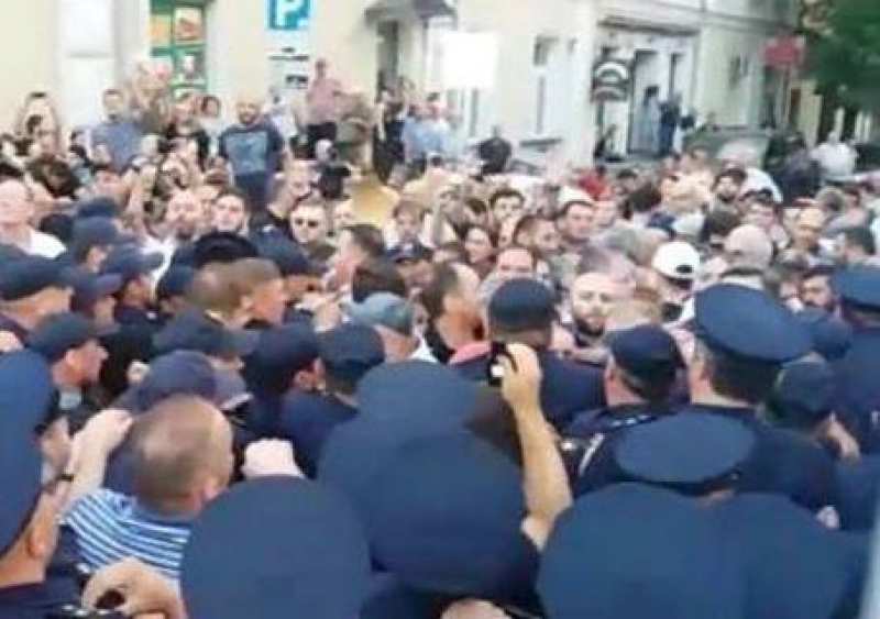 აღმაშენებლის გამზირზე სიტუაცია დაიძაბა - კონტრაქციის მონაწილეები პოლიციის კორდონის გარღვევას ცდილობენ