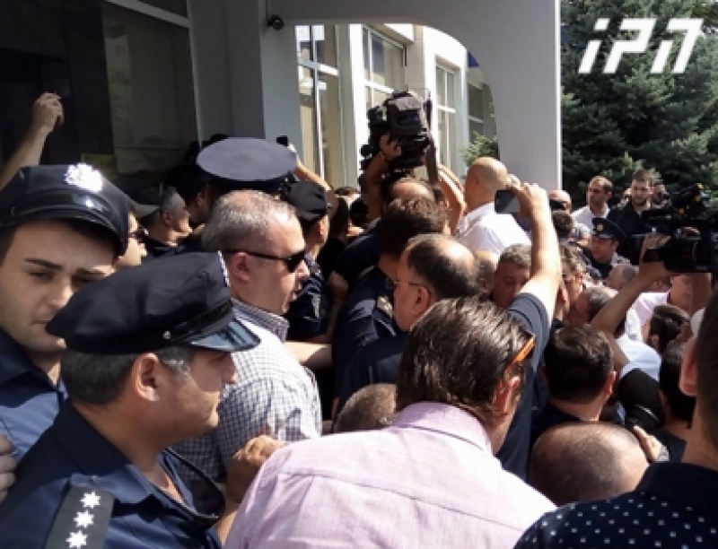  დაპირისპირება "ქართუ ბანკის" ოფისთან მიმდინარე აქციაზე