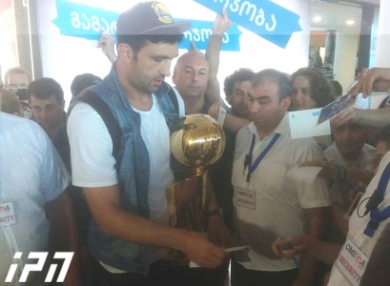 ზაზა ფაჩულია საქართველოში NBA-საჩემპიონო თასით ჩამოვიდა