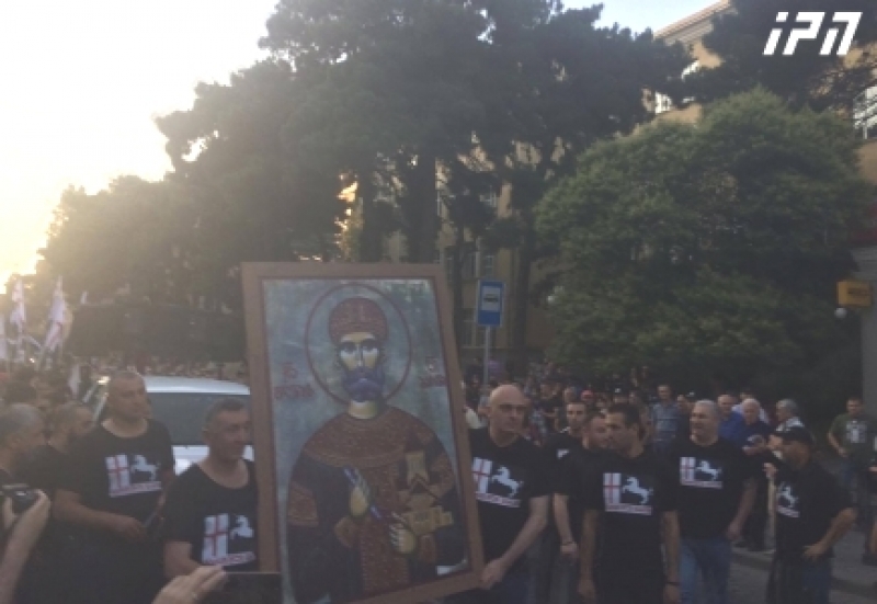 აღმაშენებლის გამზირზე ე.წ. "ქართველთა მარში" მიმდინარეობს