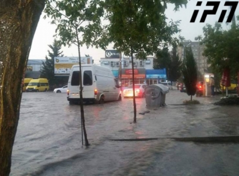 რუსთავში ძლიერი წვიმის შედეგად რამდენიმე ქუჩა დაიტბორა