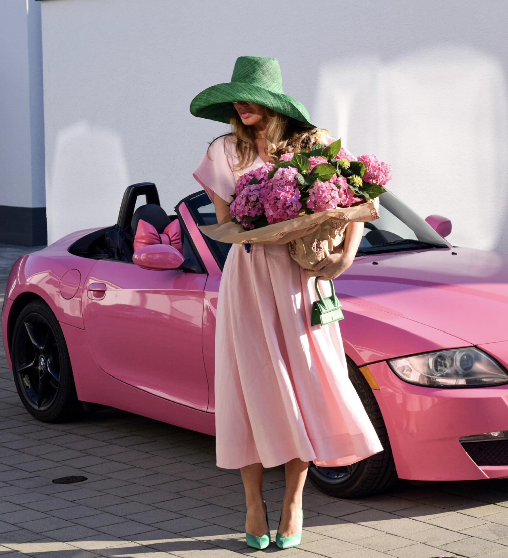 მდიდრული გარდერობი და ფერადი სტილი - ვინ არის ამერიკელი დიპლომატის ქართველი მეუღლე