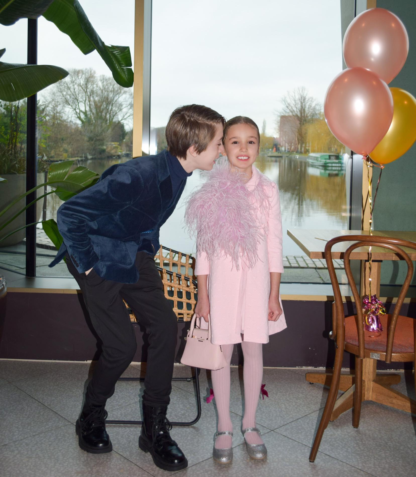 მდიდრული გარდერობი და ფერადი სტილი - ვინ არის ამერიკელი დიპლომატის ქართველი მეუღლე